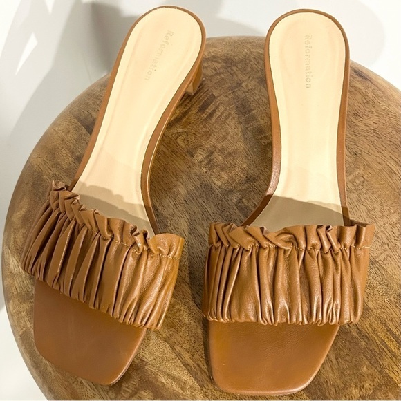 Reformation Shereen Ruched Block Heel Mule in Pecan 9 - Picture 7 of 12